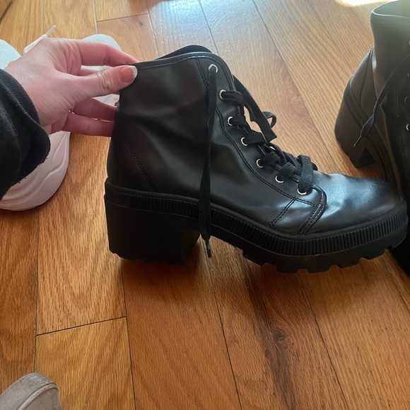 Stylish Black Ankle Boots - Picture 2 of 4